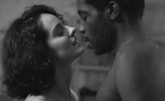kadr z czarno-białego filmu Paryż 13 dzielnica w reżyserii Jacquesa Audiarda przedstawiający kobietę i mężczyznę przed pocałunkiem