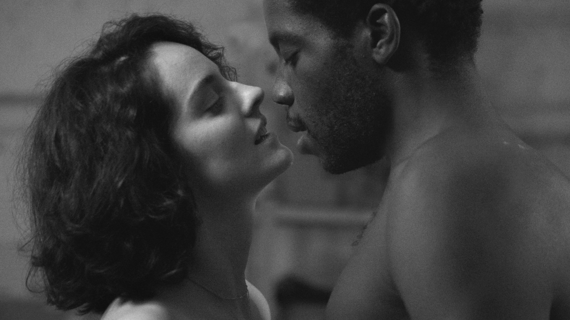 kadr z czarno-białego filmu Paryż 13 dzielnica w reżyserii Jacquesa Audiarda przedstawiający kobietę i mężczyznę przed pocałunkiem