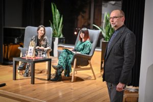 Robert Sękiewicz witający publiczność przed spotkaniem autorskim z Aleksandrą Pakiełą