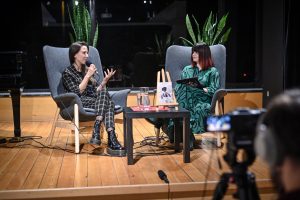 Aleksandra Pakieła na scenie Ośrodka Promocji Kultury