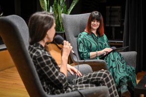 Sylwia Góra prowadząca spotkanie autorskie z Aleksandrą Pakiełą