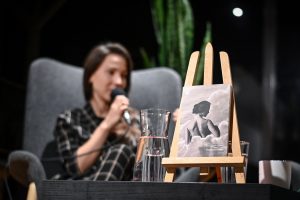 książka "Oto ciało moje" Aleksandry Pakieły ustawione na małej sztaludze