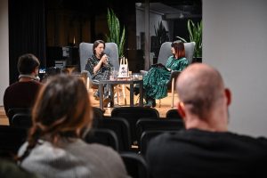 Aleksandra Pakieła i Sylwia Góra przed publicznością podczas spotkania autorskiego