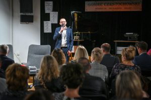 Robert Jasiak witający publiczność podczas wydarzenia kulturalnego