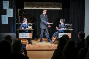 spektakl historyczny w wykonaniu uczniów