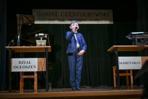 chłopiec śpiewający piosenkę podczas spektaklu historycznego