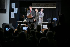 uczniowie wykonujący spektakl podczas wydarzenia kulturalnego