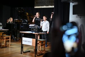uczniowie wykonujący piosenkę podczas wydarzenia kulturalnego