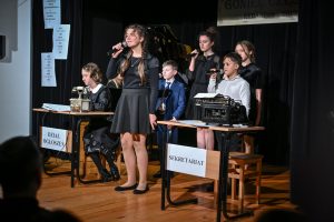 uczniowie wykonujący przedstawienie na scenie