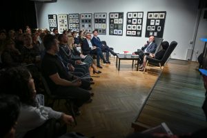 publiczność podczas spotkania autorskiego w instytucji kultury