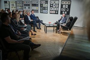 Ryszard Stefaniak i publiczność podczas spotkania autorskiego