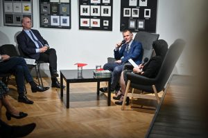 rozmówcy podczas spotkania autorskiego