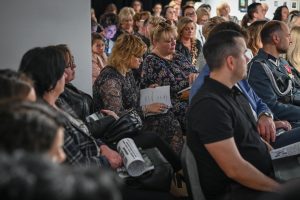 publiczność na spotkaniu autorskim w instytucji kultury