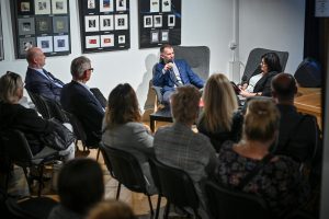 spotkanie autorskie publiczność słuchający rozmowy