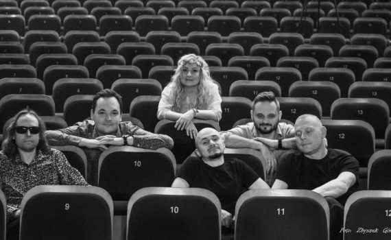 Zespół Dzika Plaża - członkowie zespołu siedzący w fotelach na publiczności