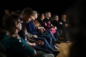 publiczność podczas spotkania autorskiego w instytucji kultury