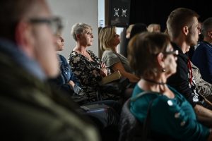 publiczność podczas spotkania autorskiego w instytucji kultury