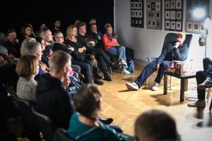 publiczność podczas spotkania autorskiego z Jakubem Żulczykiem