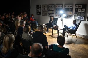 publiczność oraz Jakub Żulczyk i Robert Jasiak