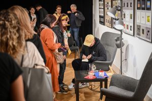 publiczność czekająca na autograf od Jakuba Żulczyka podczas spotkania autorksiego