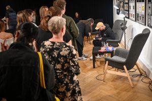 publiczność stojąca w kolejce do autografu Jakuba Żulczyka