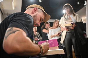 Jakub Żulczyk podpisujący książki