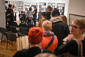 publiczność czekająca w kolejce do autografu Jakuba Żulczyka