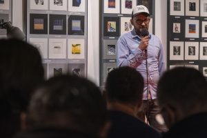 Robert Jasiak witający publiczność w Ośrodku Promocji Kultury Gaude Mater w Częstochowie