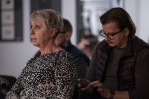 kobieta i mężczyzna siedzący na publiczności