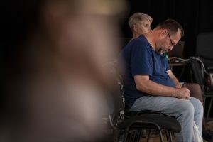 Janusz Pawlikowski zapisujący notatki podczas spotkania autorskiego