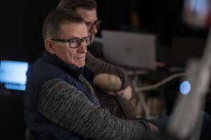 mężczyzna siedzący na publiczności