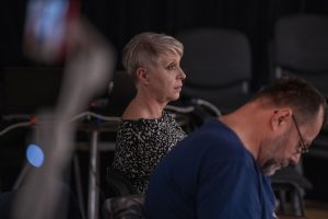 kobieta siedząca na publiczności