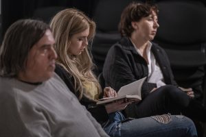 kobieta czytająca książkę