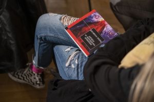 książka Jarosława Błahego zatytułowana „zaklęty w szerszenim gnieździe” na kolanach osoby z publiczności