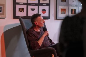 Łukasz Suskiewicz prowadzący spotkanie autorskie