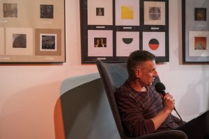 Łukasz Suskiewicz prowadzący spotkanie autorskie