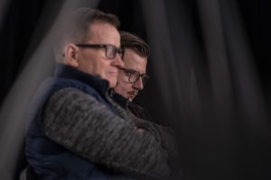 dwóch mężczyzn słuchających spotkania autorskiego