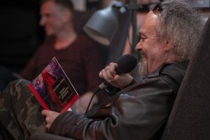 Jarosław Błahy czytający swoją książkę zatytułowaną „zaklęty w szerszenim gnieździe”