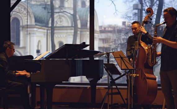 muzycy na scenie Robert Jarmużek Michał Kapczuk i Łukasz Kluczniak