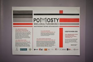 plakat informujący o Międzynarodowym Festiwalu Sztuk Wizualnych Pomosty Wielokulturowości