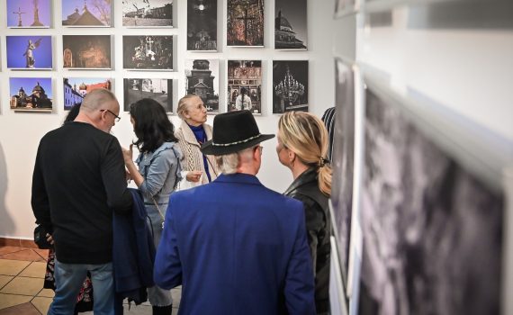 publiczność oglądająca wystawę fotografii w galerii sztuki