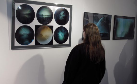 dziewczyna oglądająca fotografie na wystawie w galerii sztuki