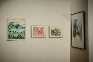 obrazy malarskie zawieszone w galerii sztuki w ośrodku promocji kultury w częstochowie