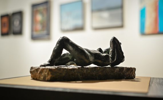 rzeźba przedstawiająca leżącą na plecach postać