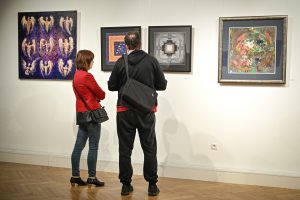 dwoje ludzi oglądających obrazy w galerii sztuki