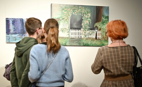 publiczność oglądająca wystawę artystyczną w galerii