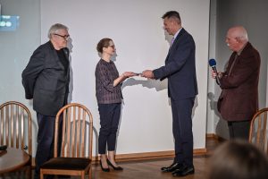 Olga Wiewióra odbierająca nagrodę literacką