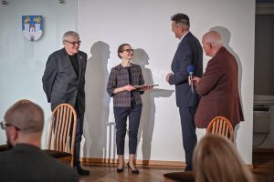 Olga Wiewióra odbierająca nagrodę literacką w Muzeum Częstochowskim