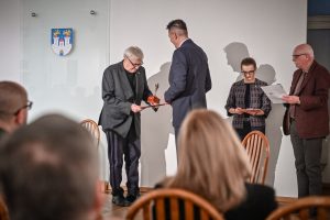 Bogdan Zadura odbierający nagrodę literacką w Częstochowie