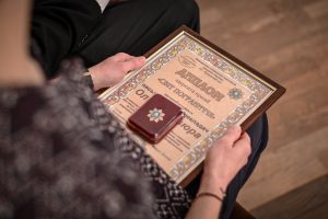 dyplom i medal dla osoby nagrodzonej ukraińską nagrodą literacką